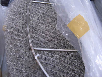 Ein Demister-Pad mit Entgnung sober fläche und rundem Stangen-Trag gitter ist mit Plastikfolie verpackt.