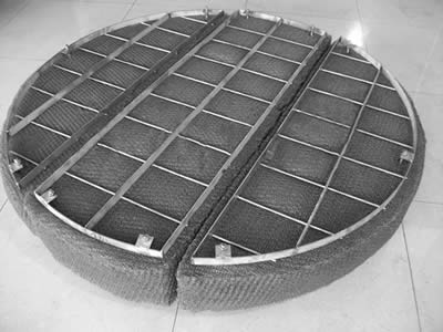 A three-part demister pad with round and flat bar grating is made of stainless steel material.