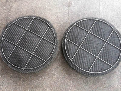 Zwei runde Form Demister Pad mit Stütz gittern auf dem Boden.