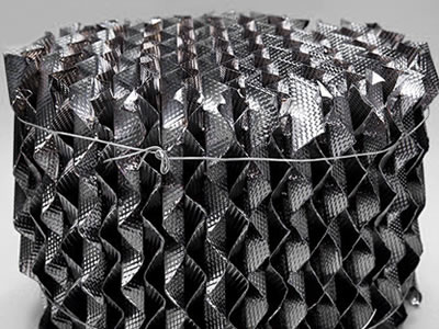 Un morceau de plaque en acier inoxydable en saillie d'emballage structuré sur le fond gris.