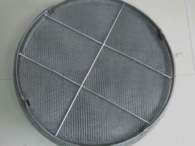 A integral demister pad with round bar on the ground.